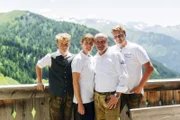 Willi und Waltraud Huttegger posieren für ein Foto mit ihren zwei Söhnen