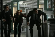 (v.l.n.r.) Lance (John Francis Daley); Dr. Brennan (Emily Deschanel); Booth (David Boreanaz)