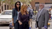 Bei einer Schießerei auf offener Straße wird ein Mann getötet. Bei diesem handelte es sich jedoch um einen Auftragkiller... wer jagt wen? Dr. Maura Isles (Sasha Alexander), Det. Jane Rizzoli (Angie Harmon, l.) und Det. Vince Korsak (Bruce McGill) untersuchen den Tatort.