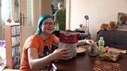 Svenja ist ein großer K-Pop-Fan. Um ihren Idolen näherzukommen, will die Schülerin nun südkoreanische Lebensmittel testen.