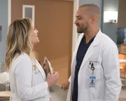 Jackson (Jesse Williams, r.) sucht Rat bei Arizona (Jessica Capshaw, l.), als er bemerkt, dass April sich plötzlich ganz anders verhält, als früher ...