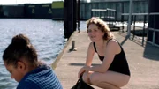 Festmachen (3) - Kaltduscherin Saideh (Lea Willkowsky) sucht vorsichtige Annäherung zu Malika (Salka Weber).