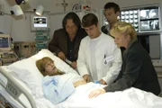 Als Lisa (Alexandra Neldel, liegend) in der Klinik, umringt von Jürgen (Oliver Bokern, 2.v.r.) und ihren besorgten Eltern Helga (Ulrike Mai, r.) und Bernd (Volker Herold, l.) erwacht, kann sie sich an nichts mehr erinnern. Dr. Steffen Minks (Stephan Bürgi, M.) stellt eine Vergiftung fest. (Dieses Foto von Alexandra Neldel darf nur in Zusammenhang mit der Berichterstattung über die Serie "Verliebt in Berlin" veröffentlicht und verbreitet werden.)