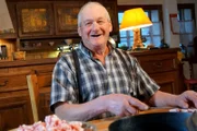 Maurice schneidet Bauchspeck für den Kohlkuchen.