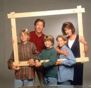 Tim Taylor (Tim Allen, 2.v.l.)