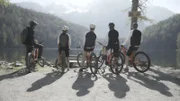 Die Gruppe macht Pause am See