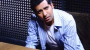 Bug (Ravi Kapoor) wurde vom Heimatschutz verhaftet. Ihm wird vorgeworfen, einer terroristischen Gruppe anzugehören.