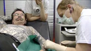 Rolf (li.) hat seinen Körper mit einer Vielzahl von Tätowierungen geschmückt. Heute will er sich von Andrea (re.) ein Implantat setzen lassen. Das soll aber noch nicht der letzte Eingriff sein, den Rolf vornehmen lässt...