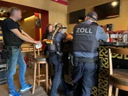 Auf Suche nach Schwarzarbeitern und Sozialbetrügern: "Beziehen Sie Leistungen vom Jobcenter?"