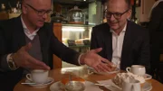 Von links: Wissenschaftsmoderator Karsten Schwanke und Prof. Dr. Christian Hesse (Professor für Mathematische Statistik an der Universität Stuttgart) beim mathematischen Kaffeeklatsch.