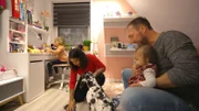 Am ersten Tag im neuen Zuhause wird Dogge Emma von ihren neuen Katzenmitbewohnern fauchend empfangen und hinterlässt im Kinderzimmer sein erstes Geschäft.