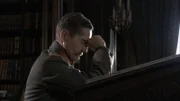 Kaiser Wilhelm II. schließt die Augen, um dem Ende seiner Erfolgskarriere nicht ins Gesicht zu blicken. Vom Kaiser zum Kriegsverbrecher. Stattdessen sollte er lieber schon mal Fluchtpläne schmieden. Denn die niederländische Königin war nicht wirklich begeistert. Sie ließ ihn zwei Tage betteln, bevor sie ihm letztendlich Asyl gewährte.