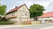 Unübersehbar die große 900 aus Metall am Hüpstedter Ortseingang. Welches Dorfjubiläum gefeiert wird, ist damit klar.