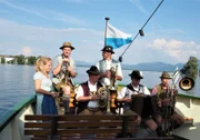 De boarische Bris' mit Moderatorin Susanne Wiesner (links) auf dem Chiemsee.