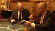 Von links: Prof. Dr. Christian Hesse (Professor für Mathematische Statistik an der Universität Stuttgart) und Wissenschaftsmoderator Karsten Schwanke im Casino Baden-Baden.