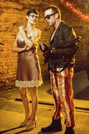 Nach getaner Arbeit, können Brody (Zoe McLellan, l.) und Lasalle (Lucas Black, r.) selbst Halloween feiern ...