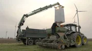 Saatgut wird in die Drillmaschine gefüllt - 270 Körner werden pro Quadratmeter ausgebracht.