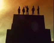 Hernán Cortés und seine Männer, stolze Eroberer Mexikos, thronen auf den heiligen Pyramiden der Azteken. Ihre überlegenen Waffen, die eingeschleppten Krankheiten, die die Ureinwohner dahinraffen und die innen- und außenpolitische Schwächen des aztekischen Reichs führen zur Herrschaft der Spanier über Mesoamerika und dem Untergang der Azteken.