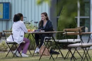 Emma Jahn (Elisa Agbaglah, l.); Patrizia Löhns (Selin Dörtkardes, r.)