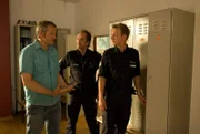 Kottke (mi. Marek Erhardt) und Neuhaus (re. Mike Hoffmann) fragen Herrn Ehlers (Felix Bresser) nach den Sicherheitsmaßnahmen in der Garderobe seines Bowlingcenters.