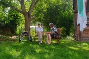 Leonore Pengel ist 91 Jahre alt und lebt in Schernikau, ein kleines Seelendorf in der Altmark. Als ihr Mann verstarb, zog ihre Tochter zu ihr, damit sie in ihrem Familienhaus bleiben kann.