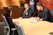 Booth (David Boreanaz, r.) und Sweets (John Francis Daley) vernehmen  Carlene Blayney (Gloria Garayua). Was weiß sie über das Opfer und die Anhänger der Weltuntergangsgruppe?