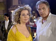 Die Dekorateurin Anna (Michaela  May) zeigt ihrem Freund und Arbeitgeber Markus Winter (Christian Kohlund) ihren neuen Freund.