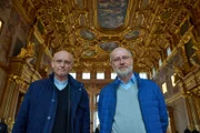 Harald Lesch (r.) und Thomas Schwartz (l.) erörtern Lösungsmöglichkeiten und Strategien. Dabei fängt Frieden aus ihrer Sicht bei jedem einzelnen selbst an.