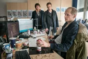 Jan Maybach (Marco Girnth, M.) und Tom Kowalski (Steffen Schroeder, l.) finden heraus, dass der ermordete Yannick Freese zusammen mit seinem Geschäftspartner Bruno Lehmann (Bernhard Conrad, r.) viel Geld bei illegalen Pokerrunden verdient hat.