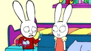 Simon (l.) ist in Not, denn er hat unabsichtlich die Leiter von Ferdinands Feuerwehrwagen abgebrochen. Doch Lou (r.) hat eine Idee, wie man diese wieder flicken kann.