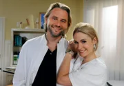 ARD STURM DER LIEBE FOLGE 1344, am Mittwoch um 15:10 Uhr im ERSTEN. Die Münchner Schauspielerin Lea Marlen Woitack wird ab dieser Folge in die Gastrolle der 20-jährigen Debbie Fischer schlüpfen. Schon oft hat Michael (Erich Altenkopf, l.) von seiner Tochter Debbie (Lea Marlen Woitack, r.) gesprochen jetzt ist sie endlich aus den Staaten angereist!