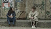 Hélène (Camille Cottin, l.); Carolyn (Fiona Shaw, r.)