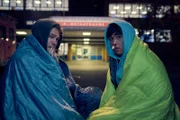 Ernsts (Diyar Ilhan, r.) gebrochene Nase muss dringend behandelt werden – doch für einen Joint ist laut Julian (Ben Münchow, l.) noch Zeit, bevor sie in die Notaufnahme gehen.