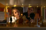 Susanne Dreiseitl (Natalie O'Hara, r.) ist stolz auf ihr Tochter Sophia Gruber (Ylvi Unertl, l.).