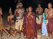 Die machtvolle Schamanin Makhulu (Nonkosi Frances Ndlazilwana, Mitte) bei einer rituellen Stammesfeier. Die machtvolle Schamanin Makhulu (Nonkosi Frances Ndlazilwana, Mitte) bei einer rituellen Stammesfeier.