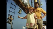 Pippi (Inger Nilsson) macht sich schon mal mit den Matrosen und der Hoppetosse, dem Schiff ihres Vaters, vertraut.