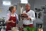 Hildegard (Antje Hagen, l.); André (Joachim Lätsch, r.)