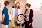 Tanja Ewald (Christina Athenstädt, M.) bringt Carmen Wegener (Charlotte Puder, r.) zu Piwi Kleist (Meo Wulf, l.). Er beginnt mit der Behandlung.