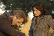 Dr. House (Hugh Laurie, l.) wird von Dr. Lisa Cuddy (Lisa Edelstein, r.) unter Druck gesetzt, endlich einen Entzug zu machen ...