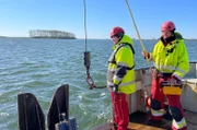 Patrouillenfahrt auf dem Tonnenleger „Stralsund“: Die Schiffsmechaniker Uwe Sonntag und Hendrik Hillebrand kontrollieren Seezeichen im Sund rund um den Dänholm.