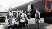 Die 617 Squadron besteigt ein Flugzeug für einen Trainingseinsatz.