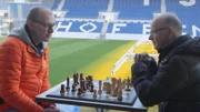 Der Denksport Schach hat viel mit Mathe zu tun. Von links: Prof. Dr. Christian Hesse und Wissenschaftsmoderator Karsten Schwanke in der Rhein-Neckar-Arena in Sinsheim.