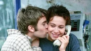 Conny (Kristin Lenhardt) und Olli (Eric Benz) sind sicher in Polen gelandet und telefonieren mit Jule.