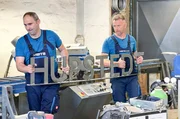Entstanden ist das Metallobjekt bei einem Metallbauer im Dorf.