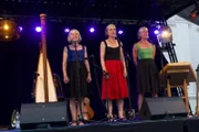 Die Wellküren. Von links: Burgi, Bärbel und Moni bei einem Openair in Passau 2020.