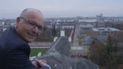 Wissenschaftsmoderator Karsten Schwanke auf dem Schlossturm in Karlsruhe.