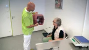 Der Kakadu Bijou hat eine Schnabelverletzung. Besitzer Jean-Marc Seitz ist extra aus Frankreich in die Praxis des Vogelspezialisten Dr. Gerd Britsch angereist