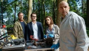 Am Fundort der Leiche werden Finn Kiesewetter (Sven Martinek, l.) und Lars Englen (Ingo Naujoks, 2.v.l.) schon von Ida Müller-Dogan (Amelie Plaas-Link, 2.v.r.) und Rechtsmediziner Dr. Henning Strahl (Christoph Tomanek, r.) empfangen.