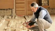 Alberto Montejo entschlüsselt die Geheimnisse der Palaststadt Medina Azahara, die seit 1.000 Jahren vor Cordoba in Ruinen liegt.