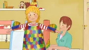 Conni wird in einem Theaterstück einen Regebogenfisch spielen und probiert dafür, zusammen mit Mama, ihr Kostüm an.